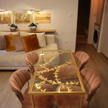 Apartment City Centre For Humans & Pets -golden *